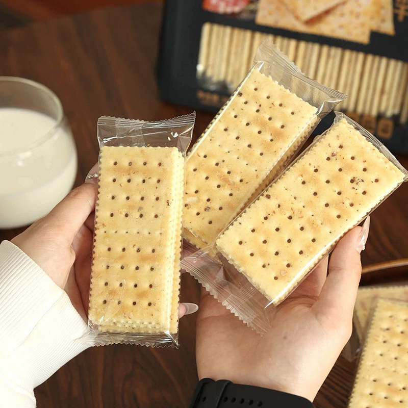 Itim na Truffle Ham Soda Crackers