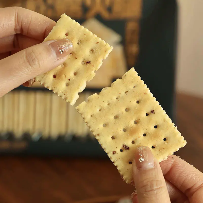 Itim na Truffle Ham Soda Crackers