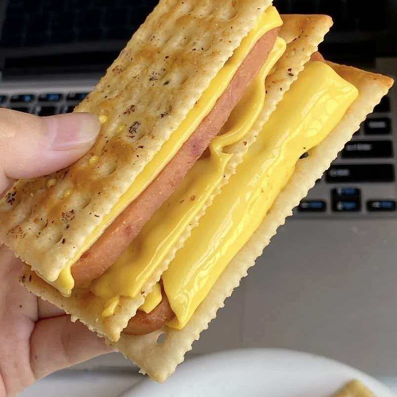 Itim na Truffle Ham Soda Crackers