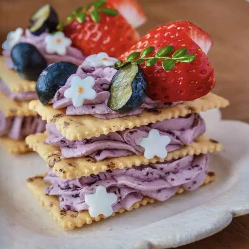 Itim na Truffle Ham Soda Crackers